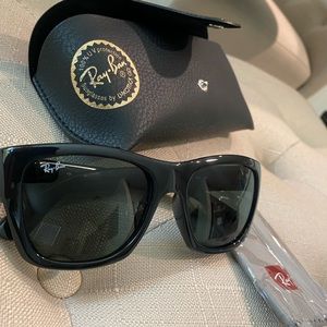 NWT ray ban black sunglasses  4194 53 Cali look